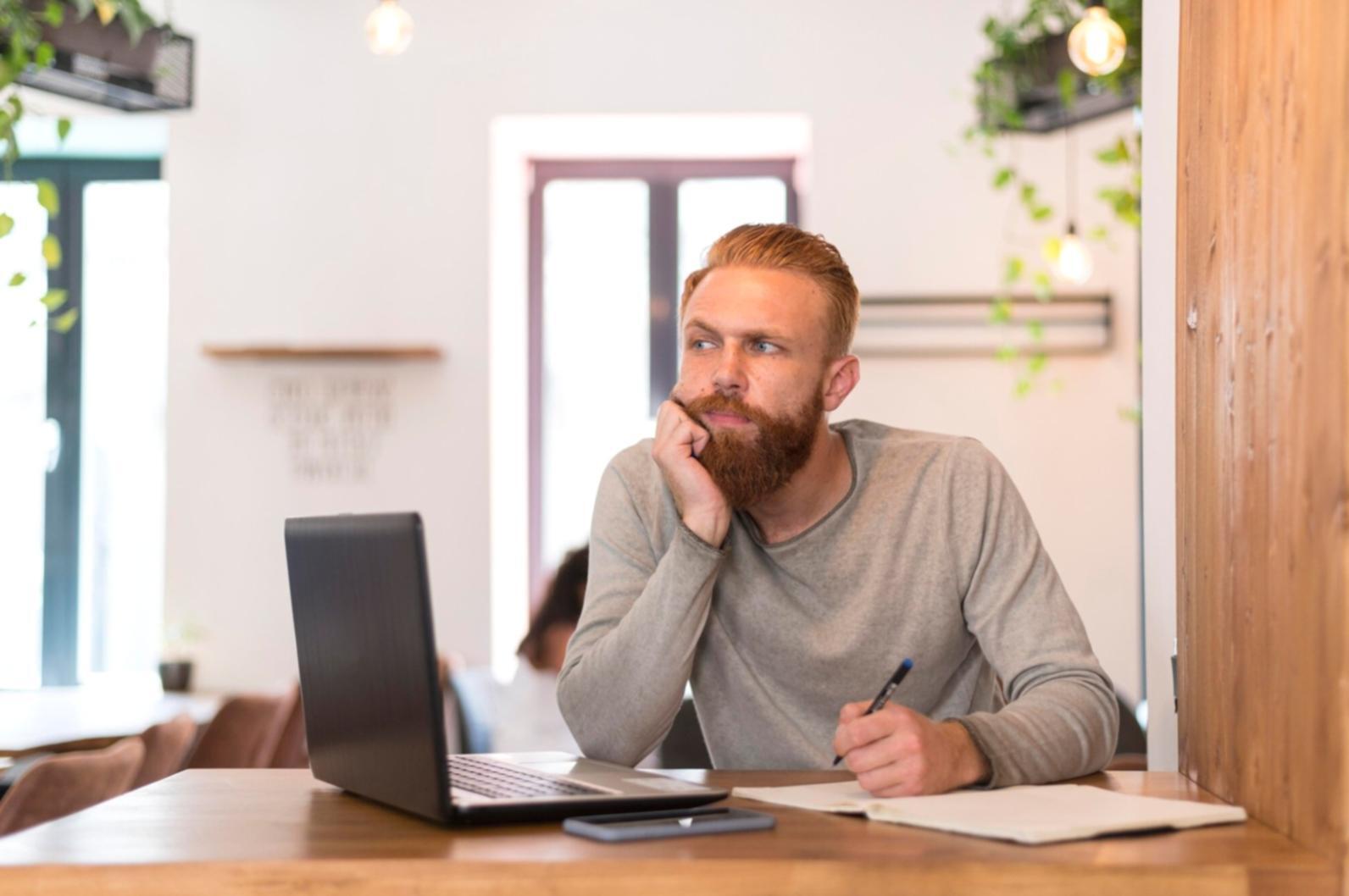 Команда аналітиків обговорює результати маркетингових досліджень